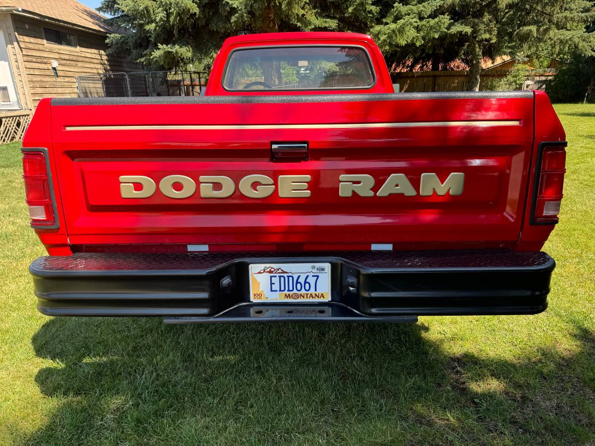 Dodge-Ram-150-d-1985-8