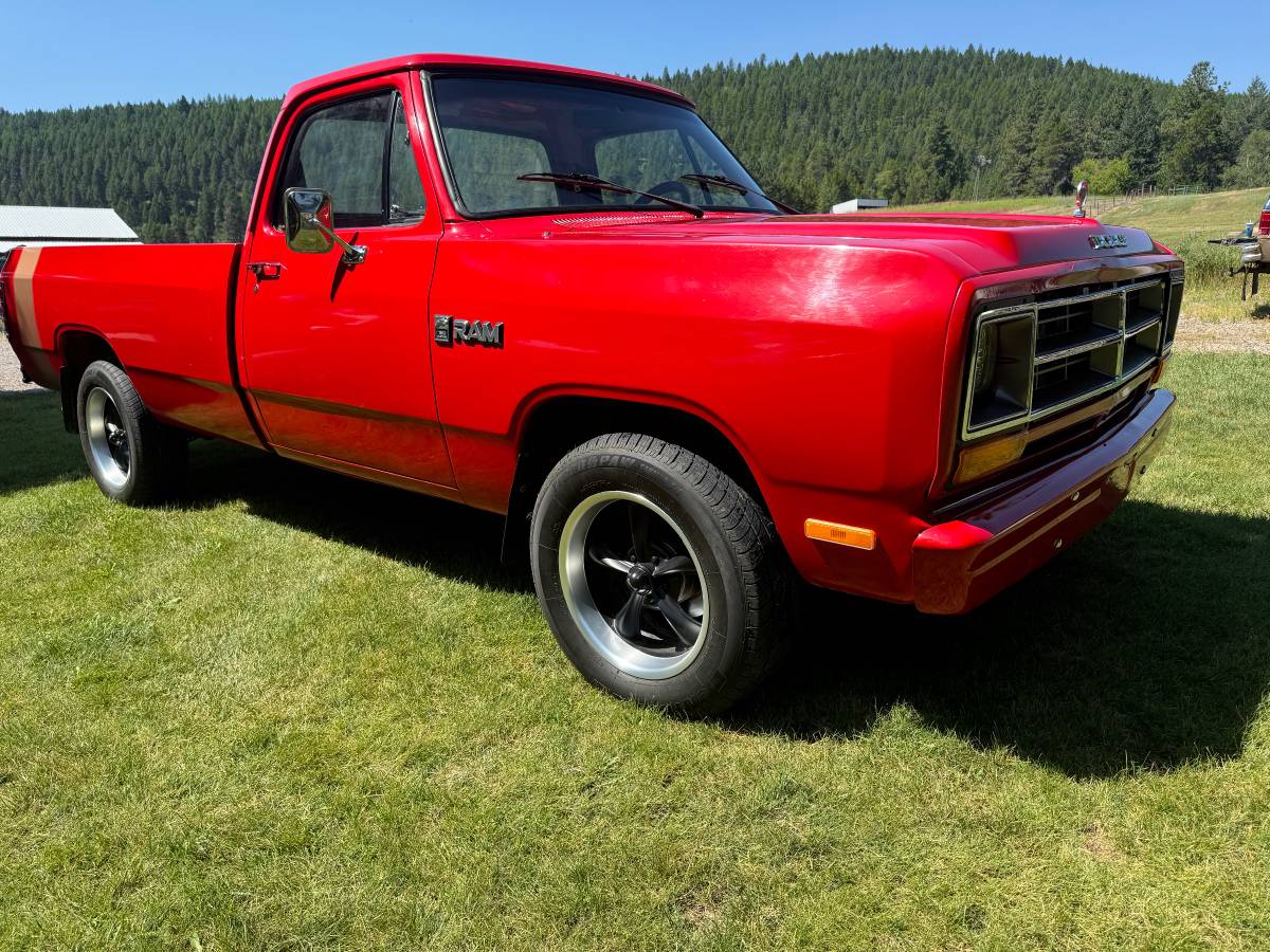 Dodge-Ram-150-d-1985