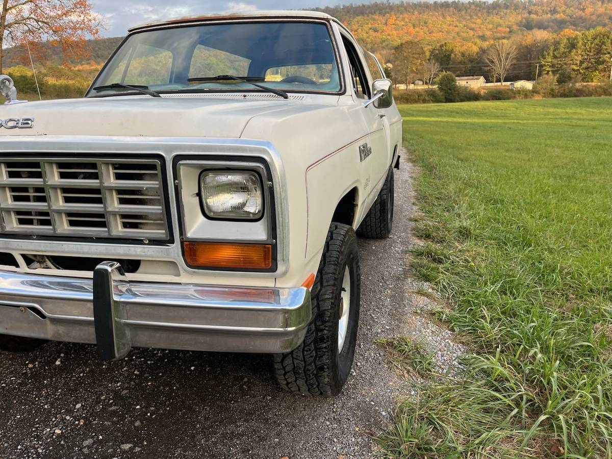 Dodge-Ram-charger-4x4-1985-3