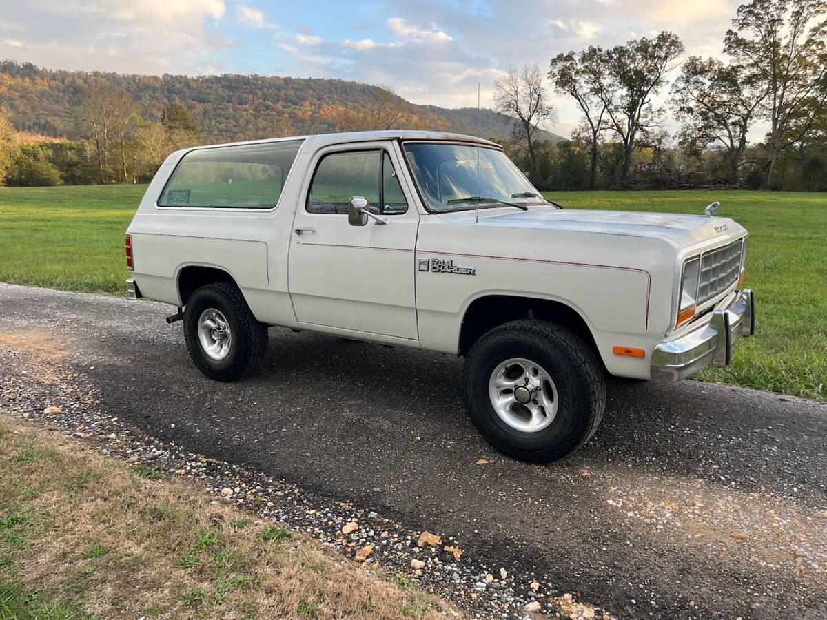 Dodge-Ram-charger-4x4-1985