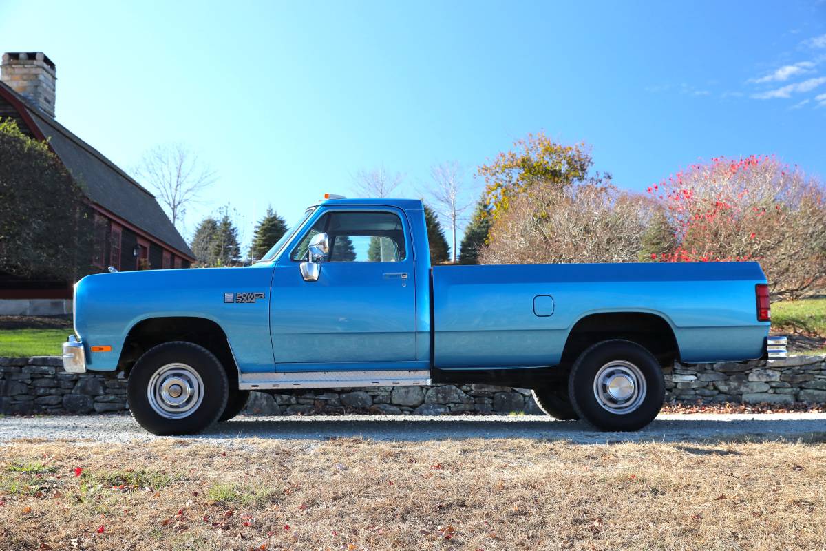 Dodge-Ram-d150-1990