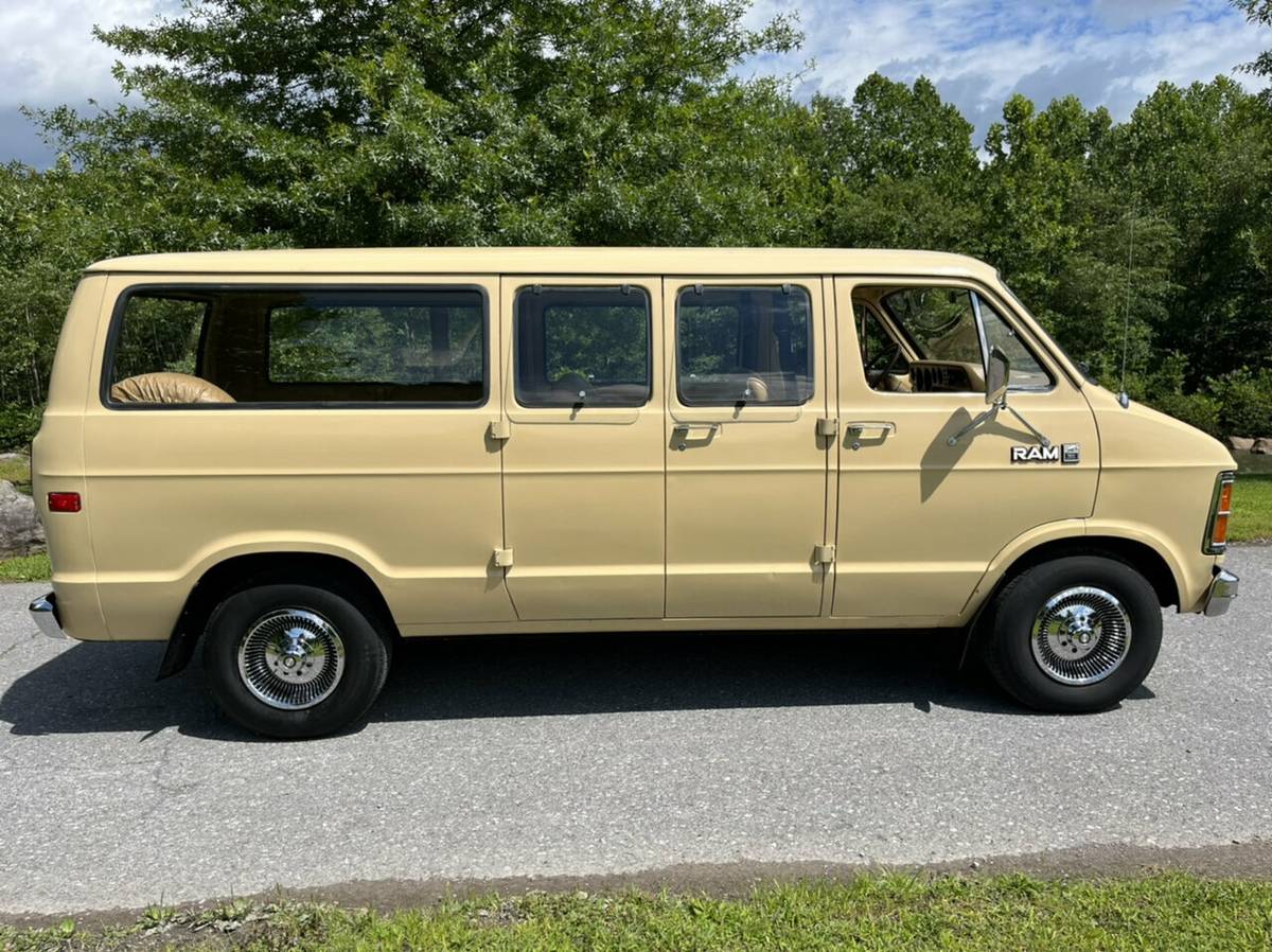 Dodge-Ram-van-1981-1