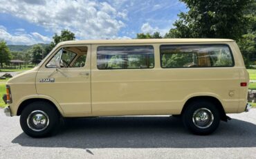 Dodge-Ram-van-1981-2