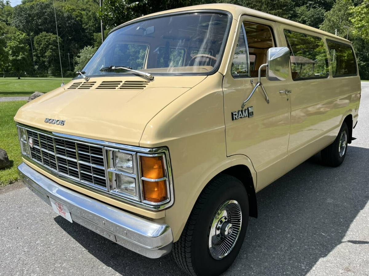 Dodge-Ram-van-1981-5