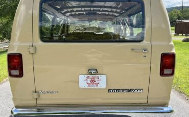 Dodge-Ram-van-1981-6