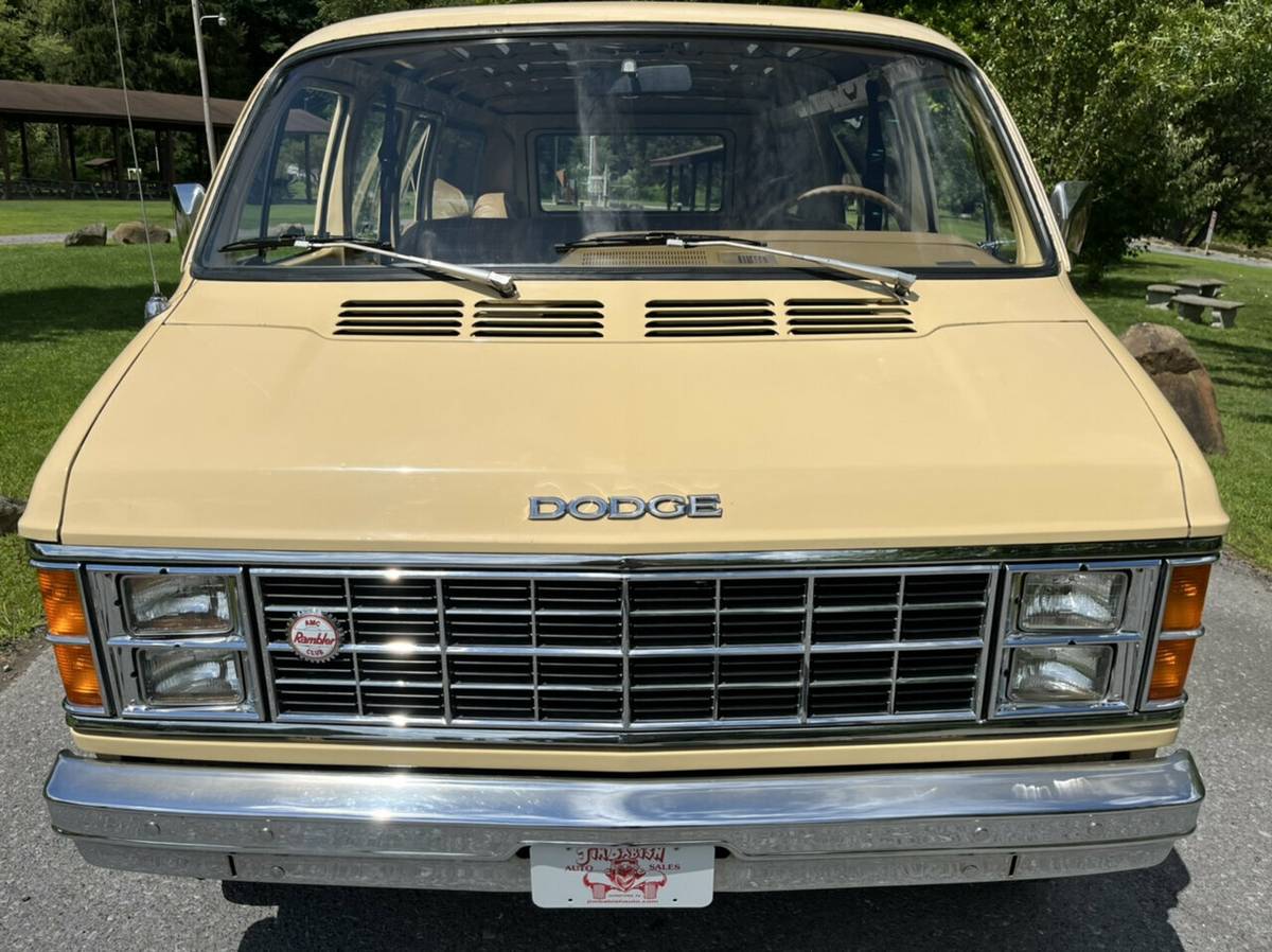 Dodge-Ram-van-1981-7