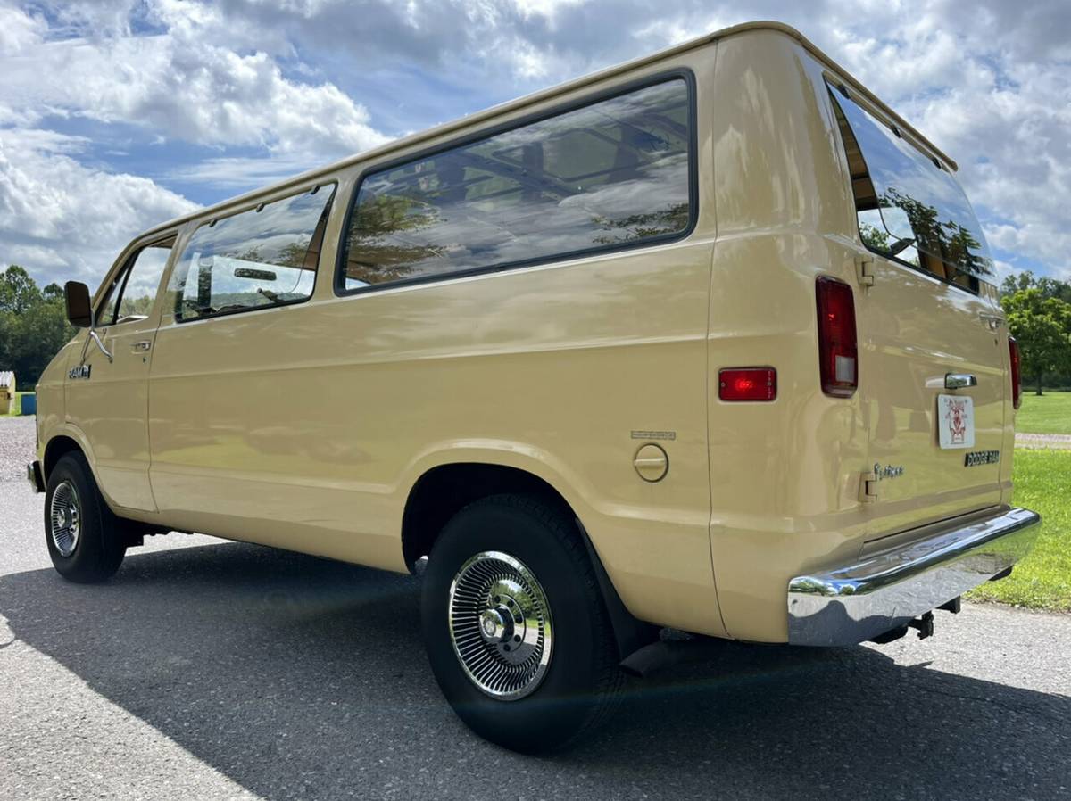 Dodge-Ram-van-1981-8