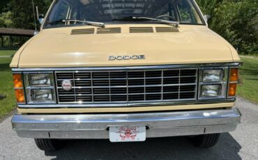 Dodge-Ram-van-1981-9