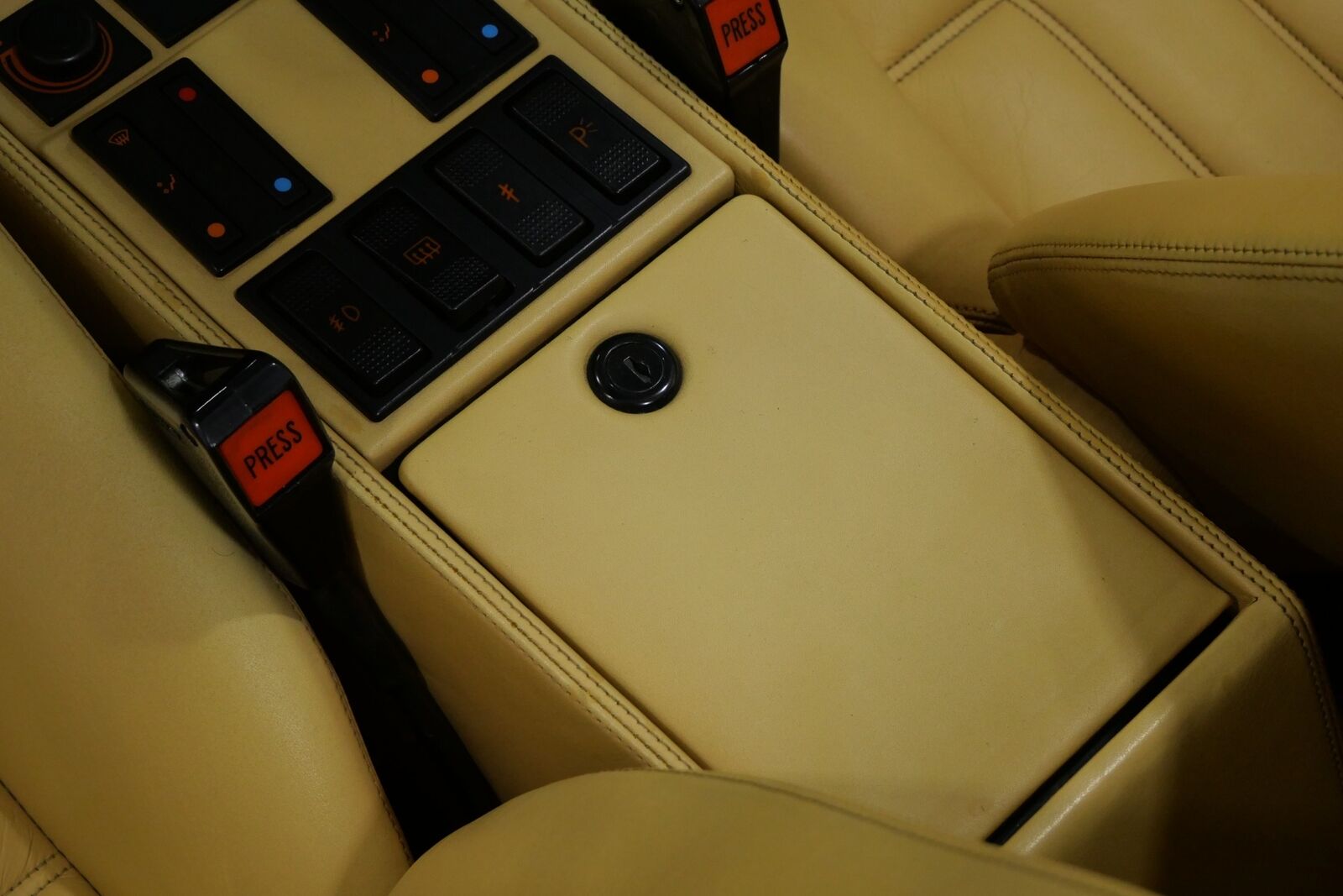 Ferrari-328-Coupe-1988-27