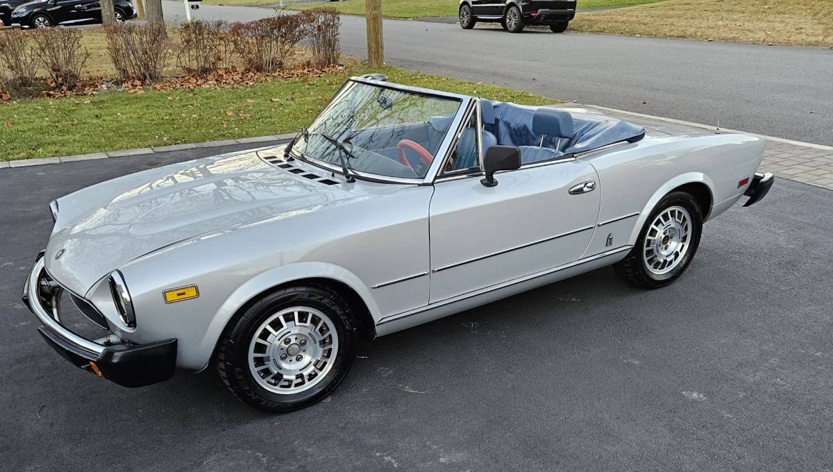 Fiat-124-spider-1981-11