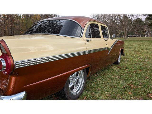 Ford-AWARD-WINNING-FAIRLANE-1956-4