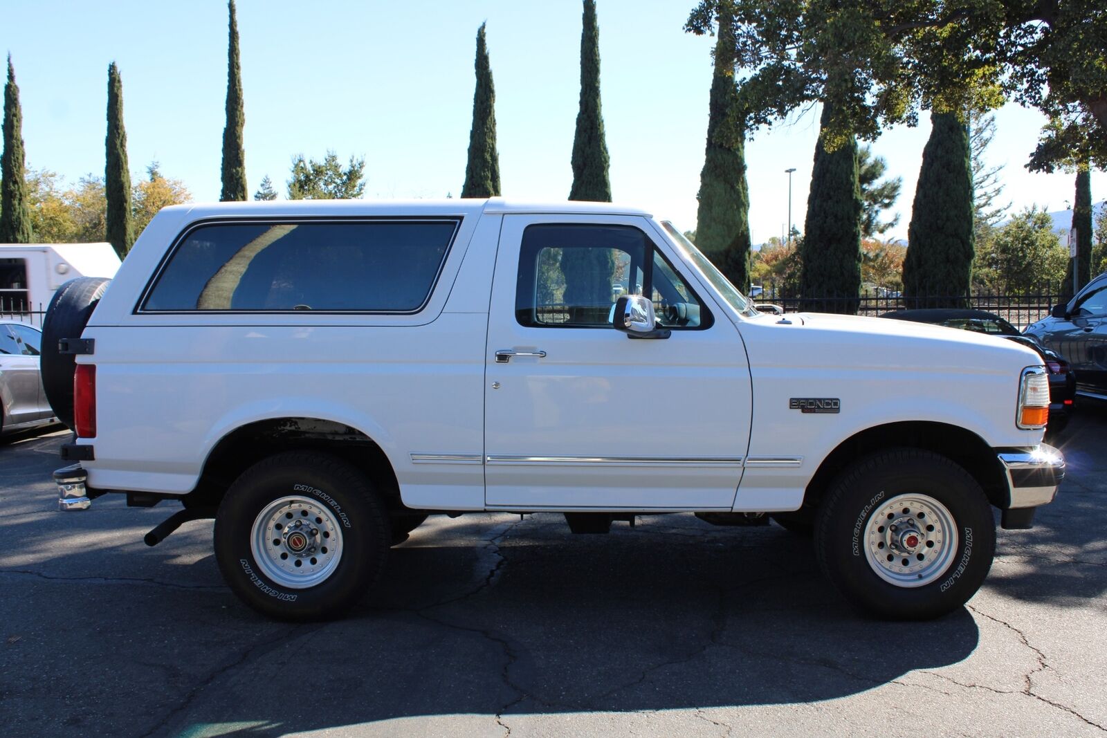 Ford-BRONCO-XLT-SUV-1993-2