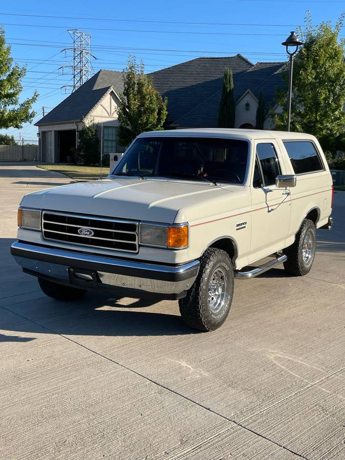 Ford-Bronco-1990