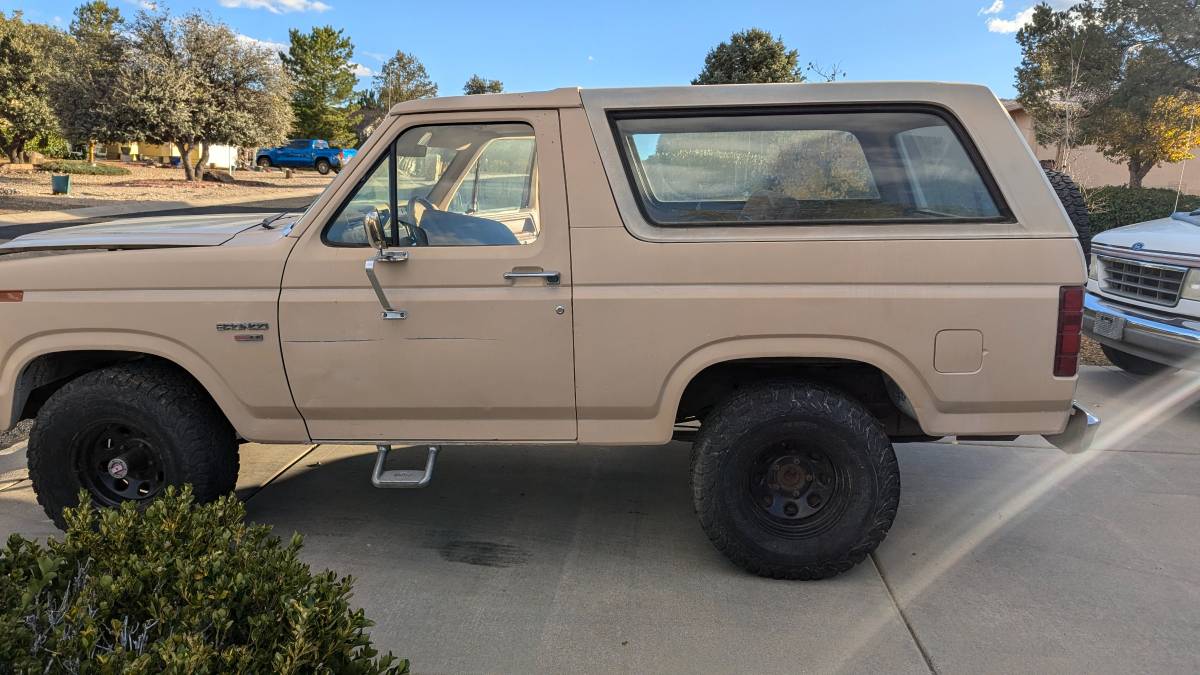 Ford-Bronco-4x4-1985-1