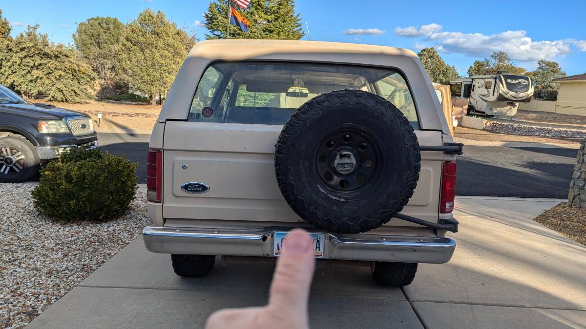 Ford-Bronco-4x4-1985-3