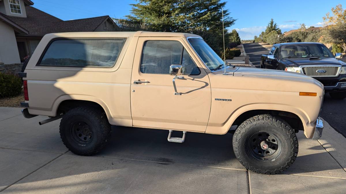 Ford-Bronco-4x4-1985