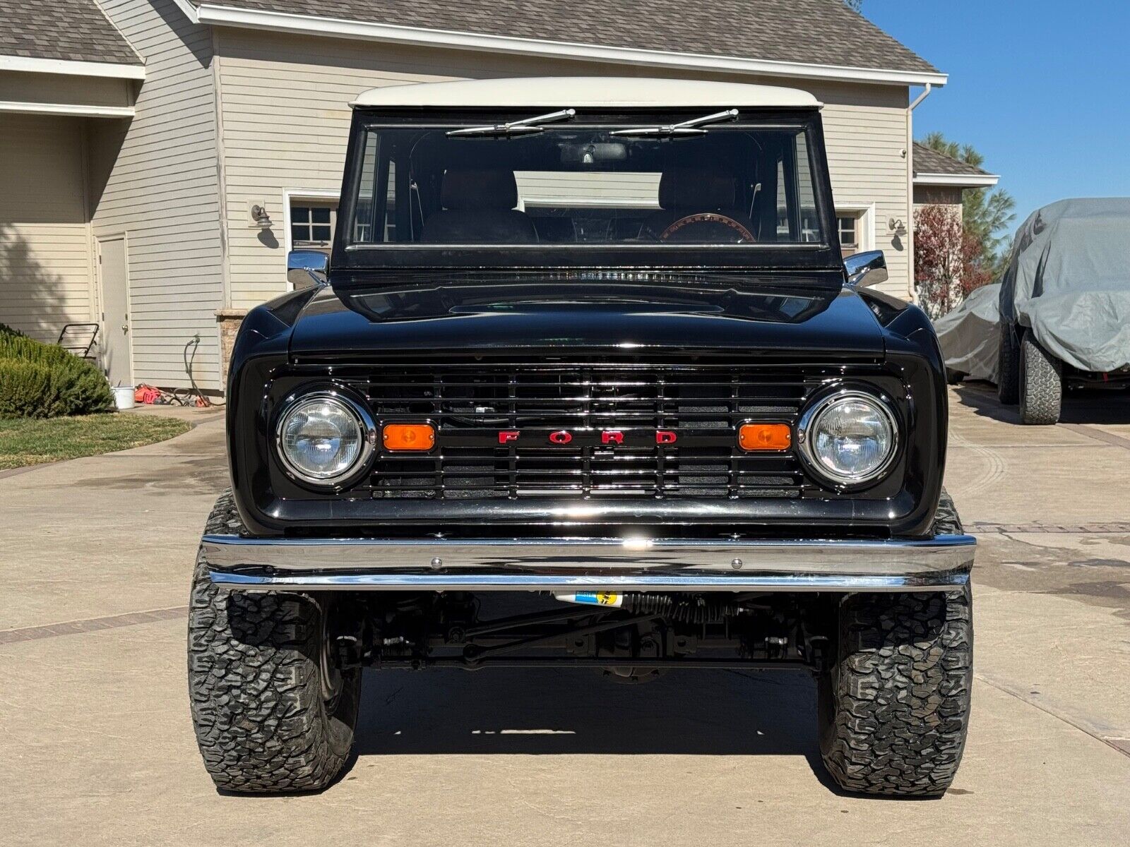 Ford-Bronco-SUV-1969-2