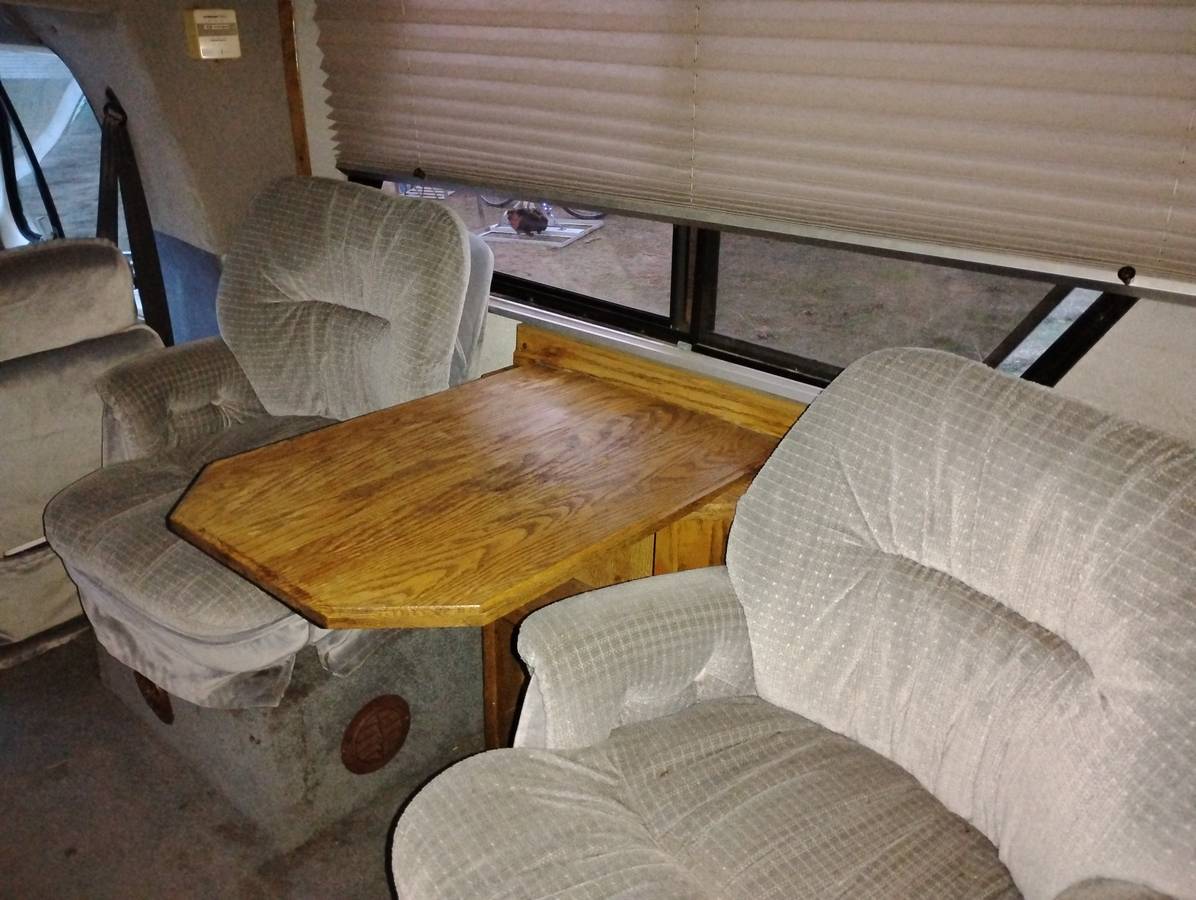 Ford-Chinook-concourse-motorhome-1990-1