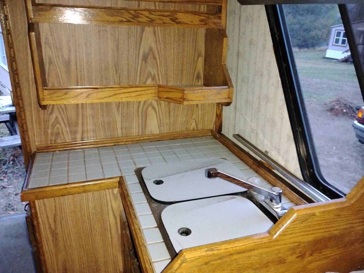 Ford-Chinook-concourse-motorhome-1990