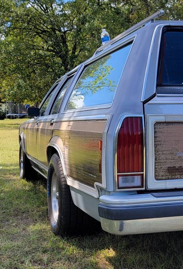 Ford-Country-squire-station-wagon-1991-9