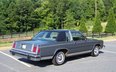 Ford-Crown-Victoria-Coupe-1986-1