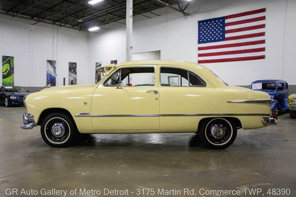 Ford-Deluxe-1951-2