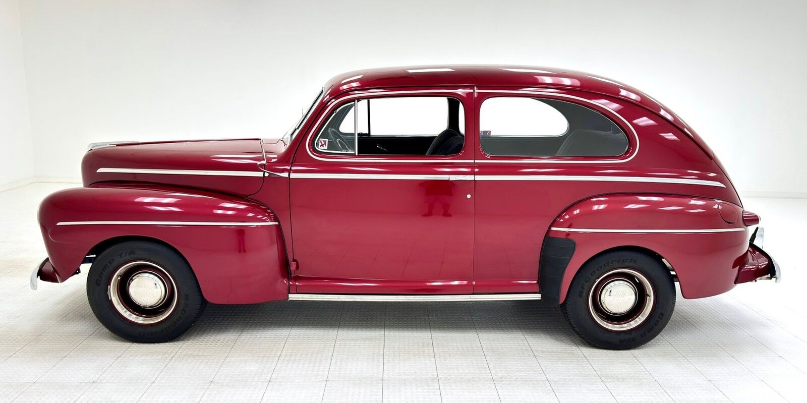 Ford-Deluxe-Berline-1947-1