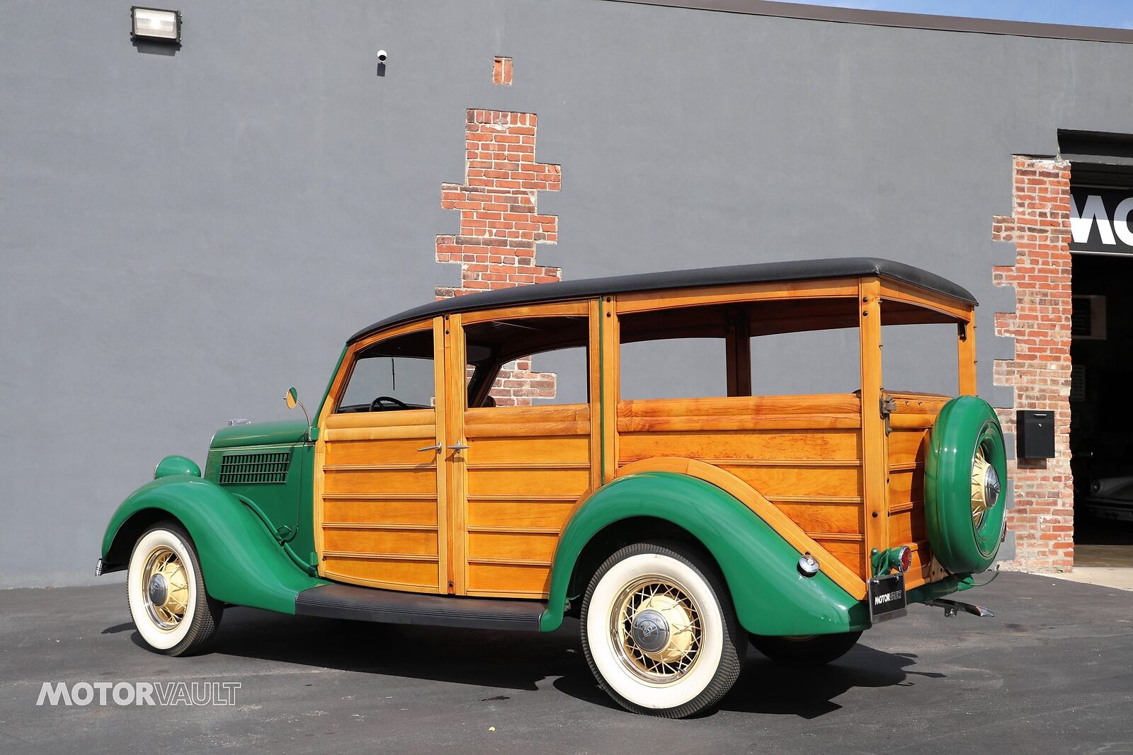 Ford-Deluxe-Wagon-Woodie-1935-30