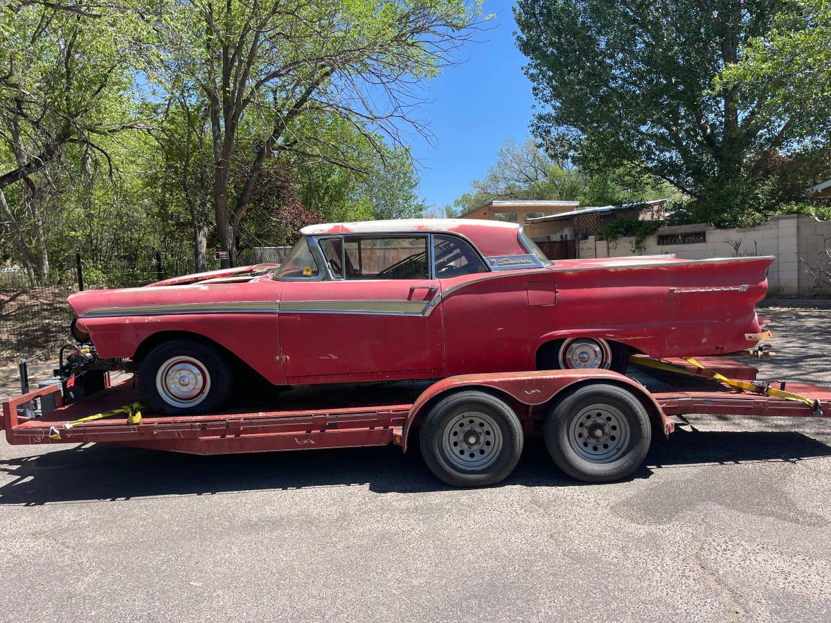 Ford-Fairlane-skyliner-retractable-1957