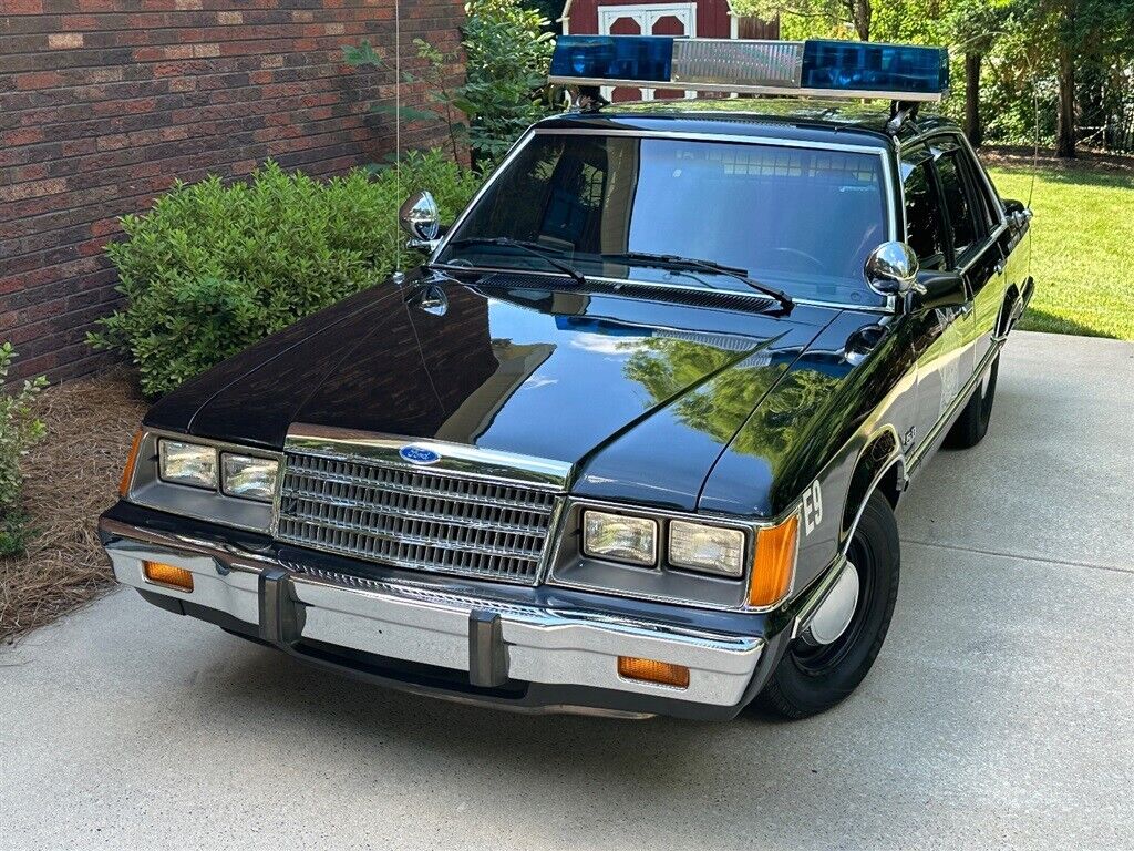 Ford-LTD-1984-5