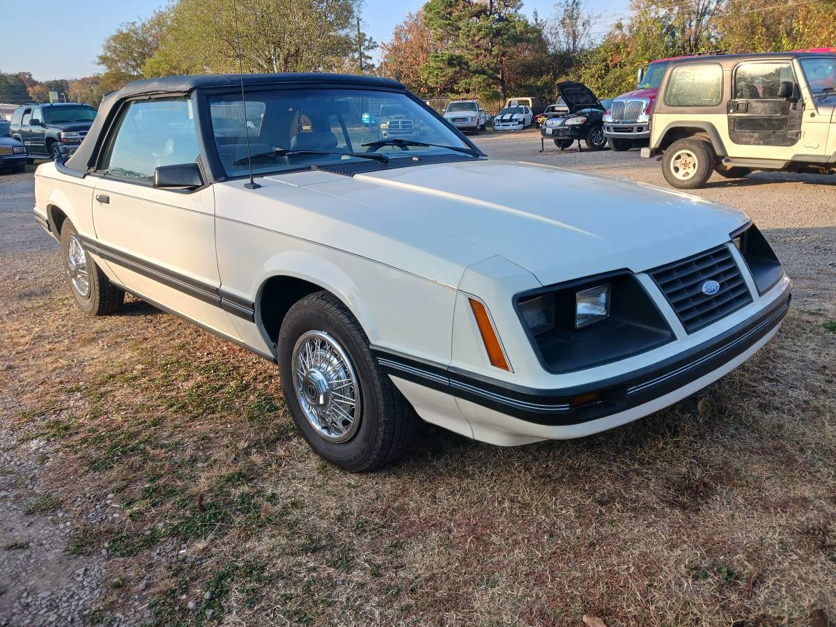 Ford-Mustang-1983-1