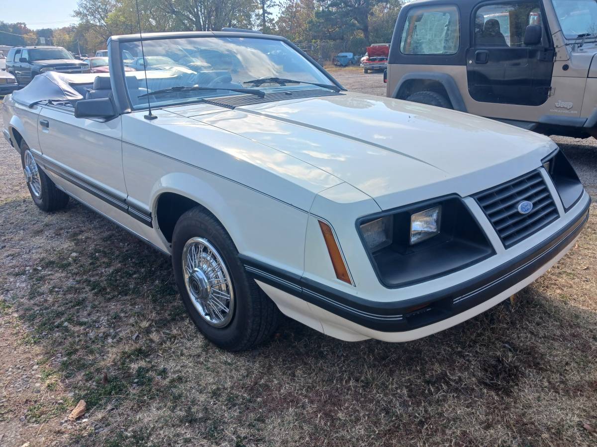 Ford-Mustang-1983-11