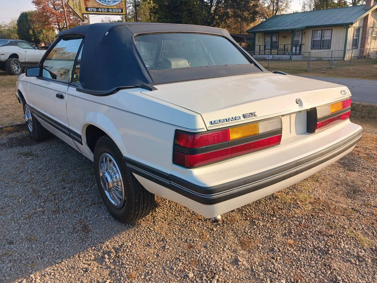 Ford-Mustang-1983-3