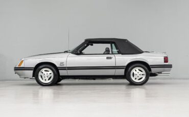 Ford-Mustang-Cabriolet-1984-2