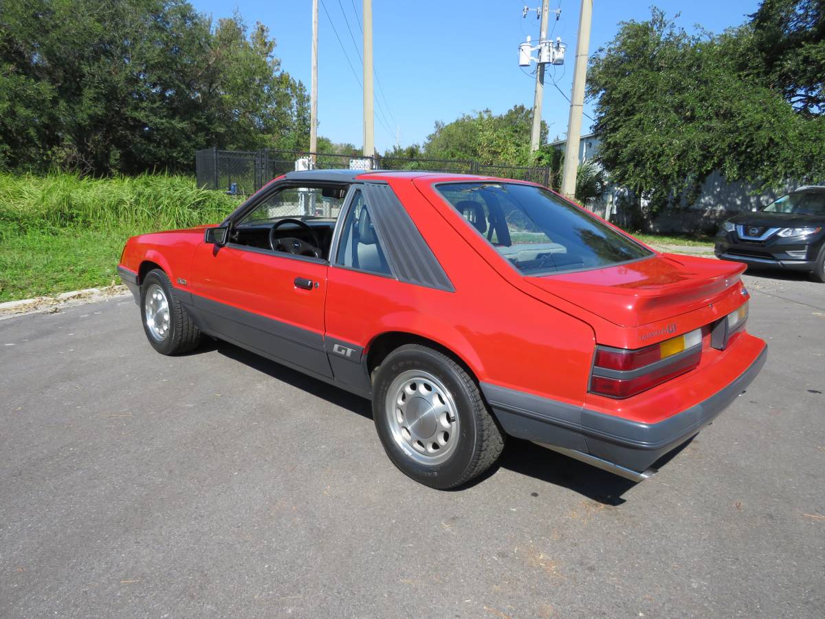 Ford-Mustang-gt-1985-2