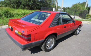 Ford-Mustang-gt-1985-3