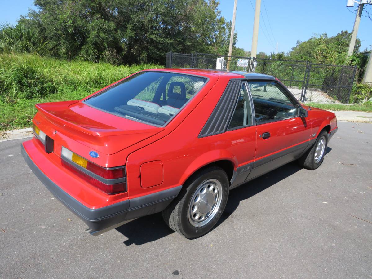 Ford-Mustang-gt-1985-3