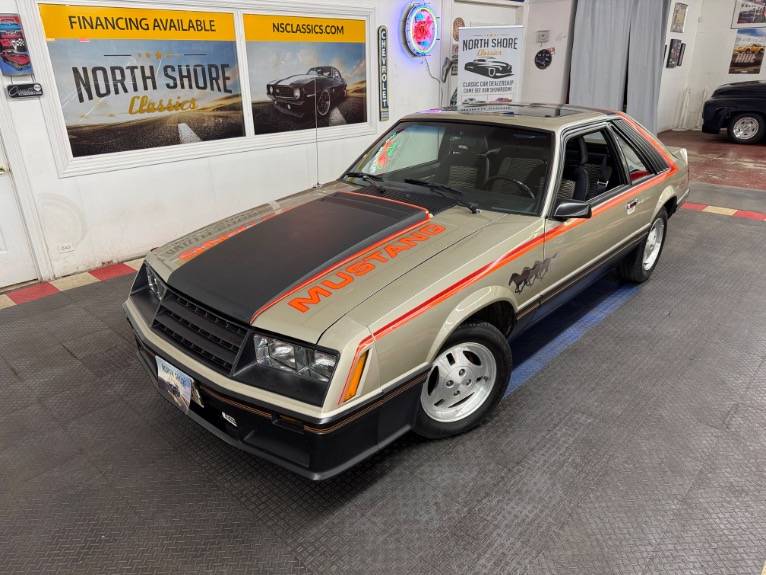 Ford-Mustang-pace-car-1979-17