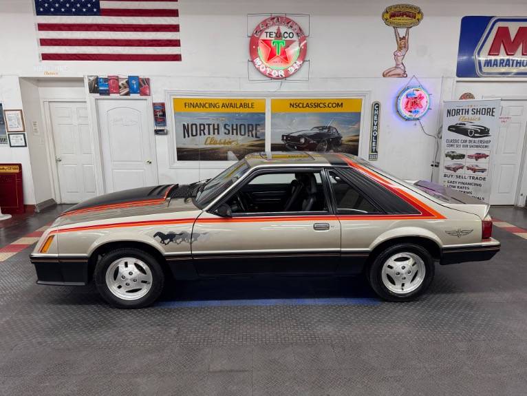 Ford-Mustang-pace-car-1979-2