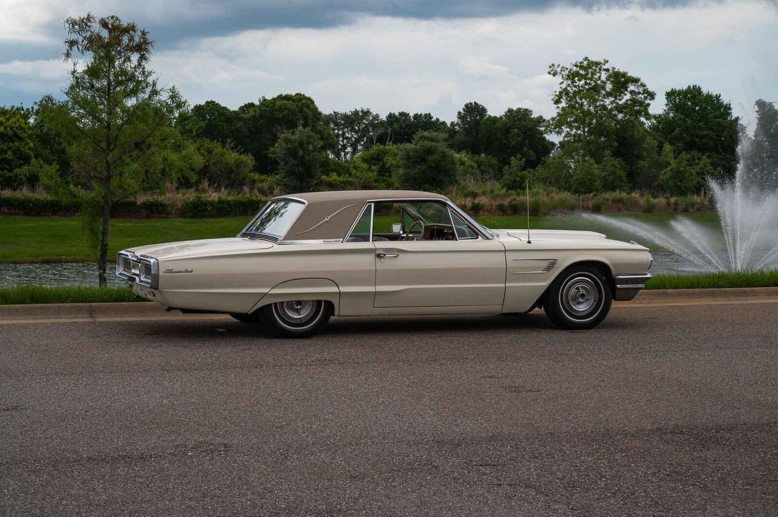 Ford-Thunderbird-1965-37