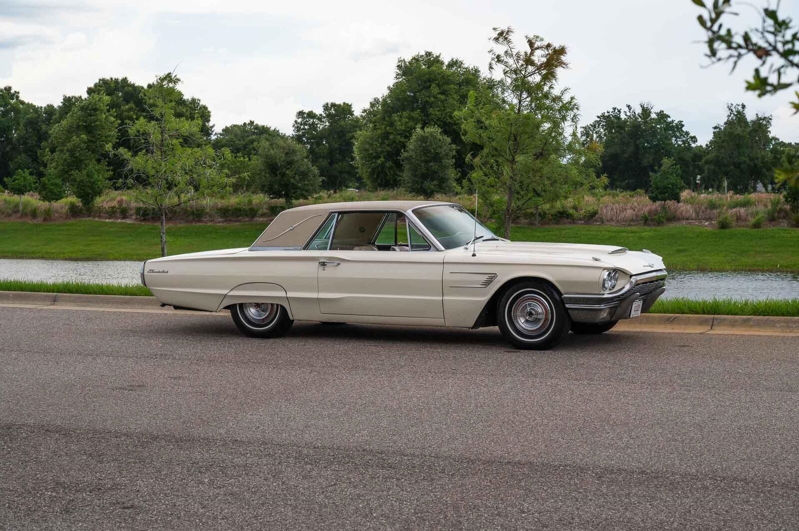 Ford-Thunderbird-1965-39