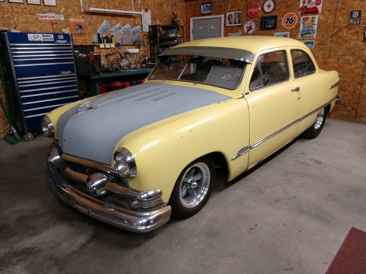 Ford-Tudor-2-door-sedan-1951-1