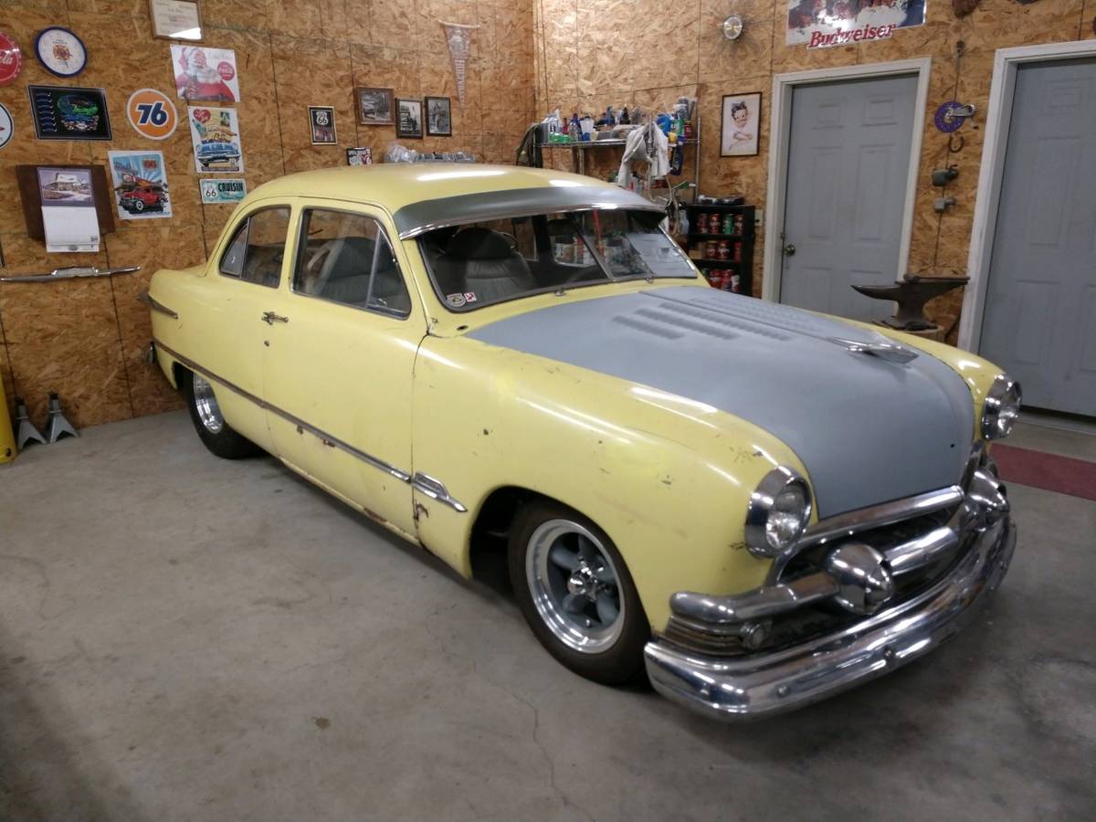 Ford-Tudor-2-door-sedan-1951-3