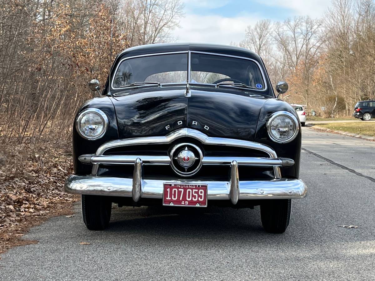 Ford-Tudor-sedan-1949-1