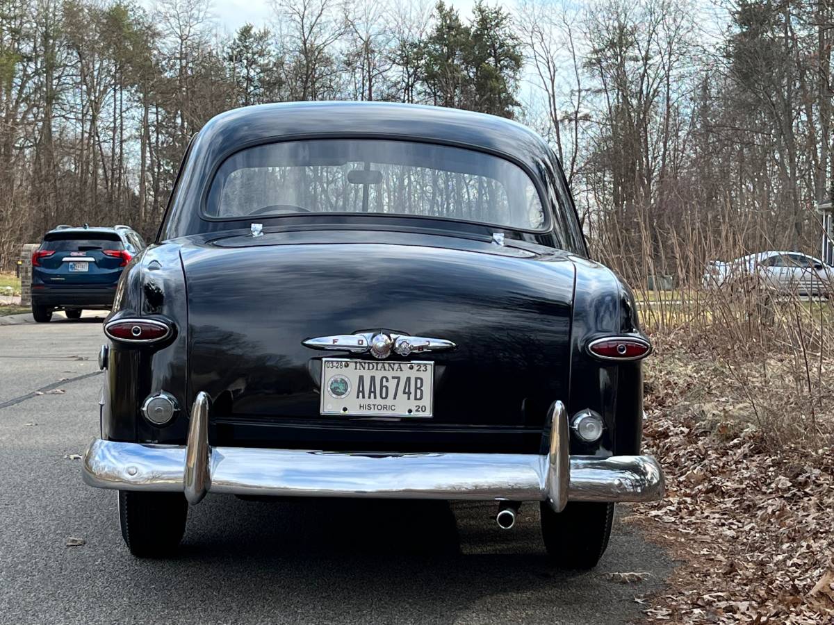 Ford-Tudor-sedan-1949-2