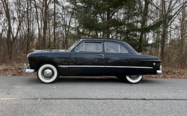 Ford-Tudor-sedan-1949-3