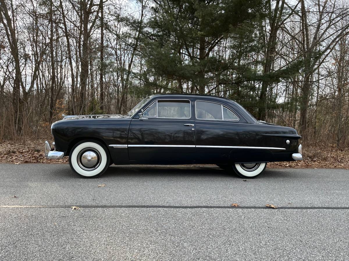 Ford-Tudor-sedan-1949-3