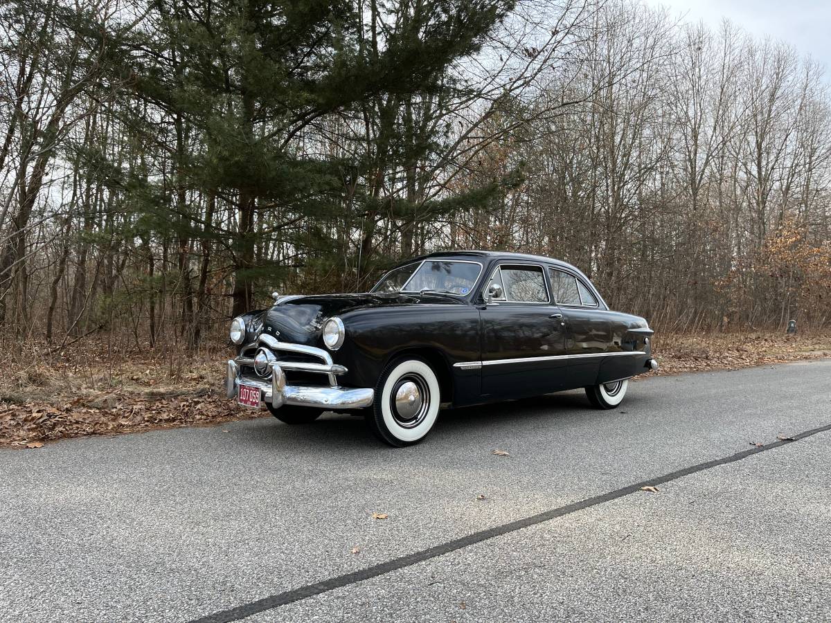 Ford-Tudor-sedan-1949-4