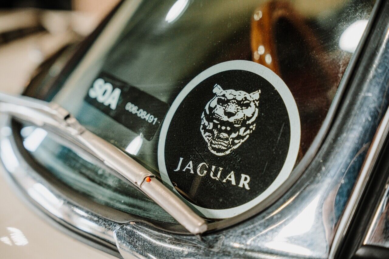 Jaguar-XK-1971-10