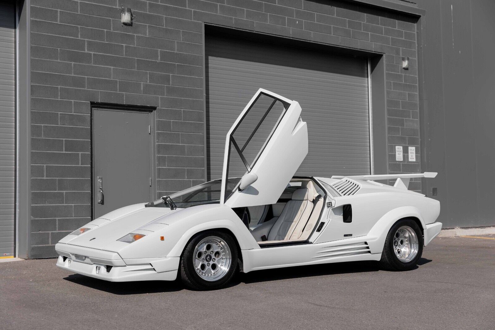 Lamborghini-Countach-Coupe-1989-2